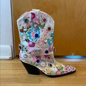 Jeweled women’s cowboy boots